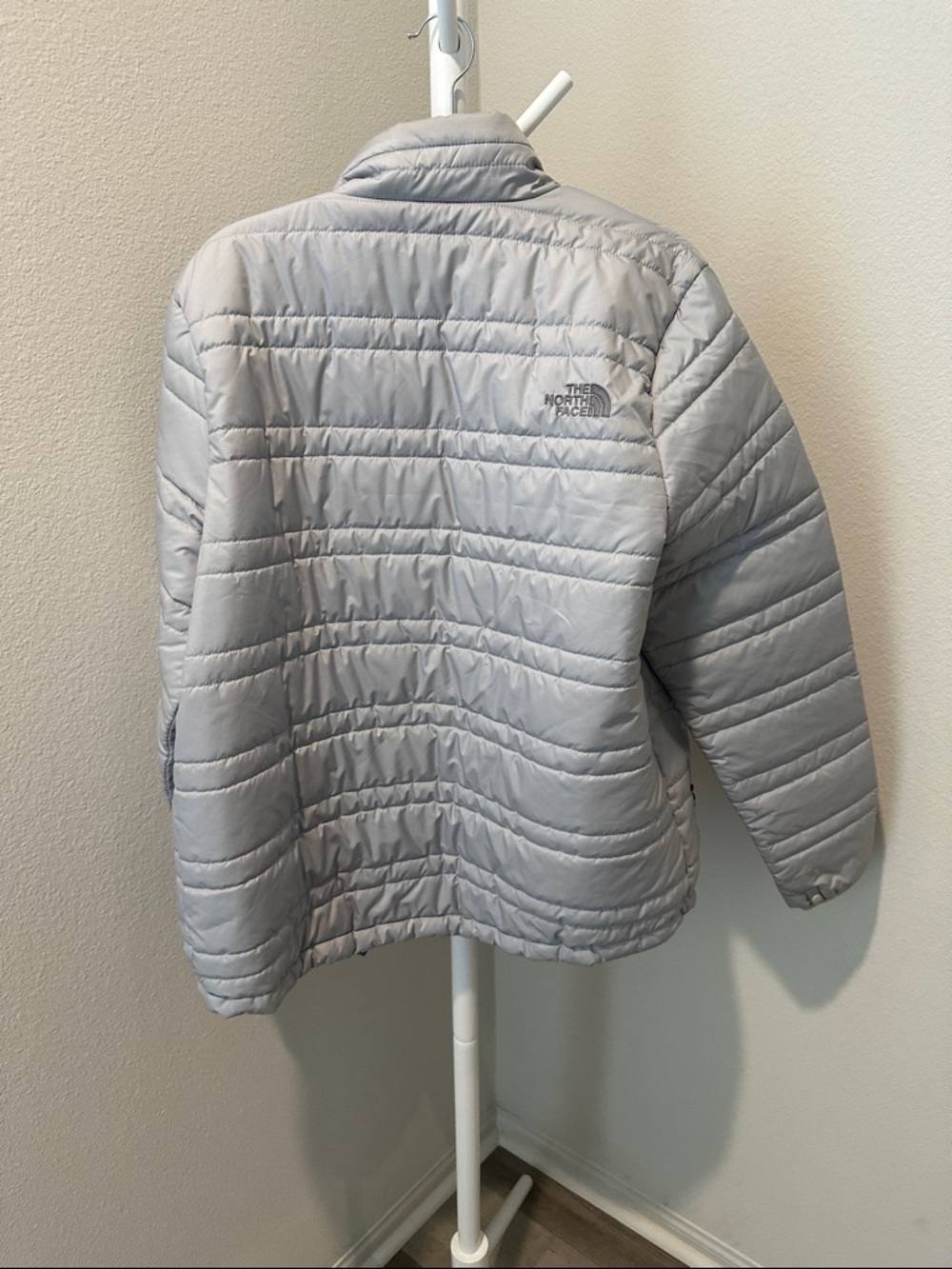 NWOT The North Face Light Gray Quilted Insulated Jacket - Picture 3 of 3